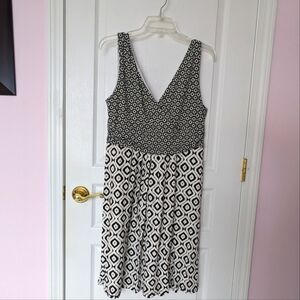 Ann Taylor large stretchy dress in black and white